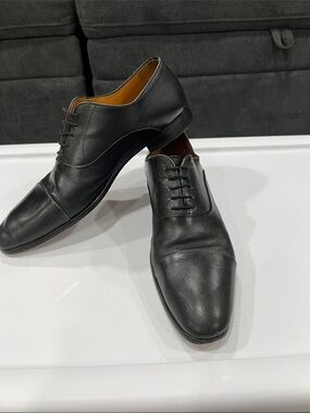 Magnanni Black Leather Cap-Toe Derby Shoes